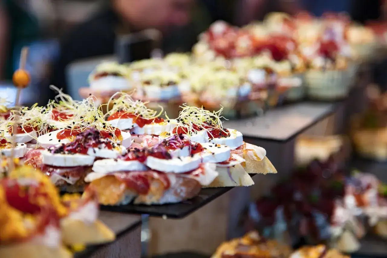 Deliciosos pintxos con queso de cabra, jam&oacute;n y brotes, perfectos para saber donde comer en Hondarribia.