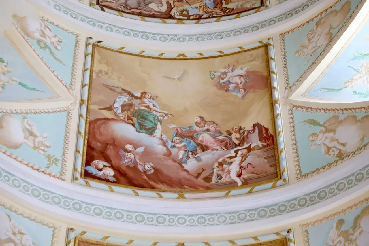 Frescos celestiales en la c&uacute;pula de la Cartuja de las Fuentes, con &aacute;ngeles y figuras religiosas ascendiendo entre nubes.