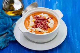 Gazpacho con jamón y huevo, ideal para descubrir dónde comer en Guadix.