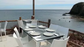 Mesas puestas con vistas al mar, ideal para saber donde comer en Almería.