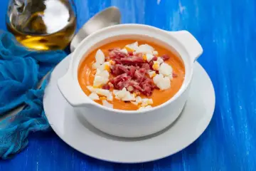 Gazpacho con jamón y huevo, ideal para descubrir dónde comer en Guadix.