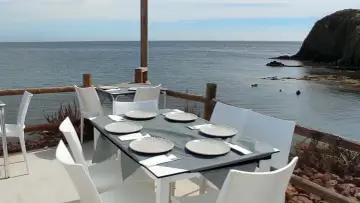 Mesas puestas con vistas al mar, ideal para saber donde comer en Almería.