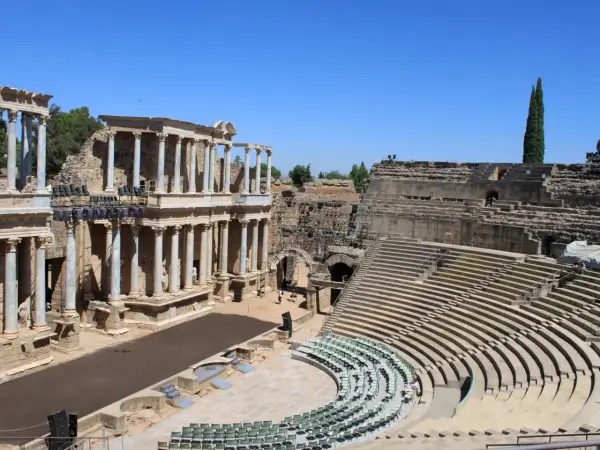 El Teatro Romano de Mérida, un lugar imprescindible que ver en Mérida, con su imponente graderío y escenario.