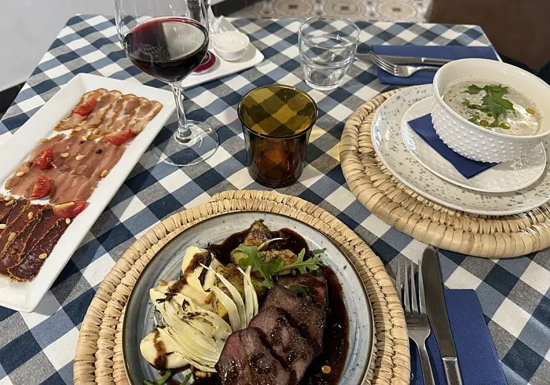 Deliciosa comida en Arcos de la Frontera: carne, embutidos, sopa y vino.